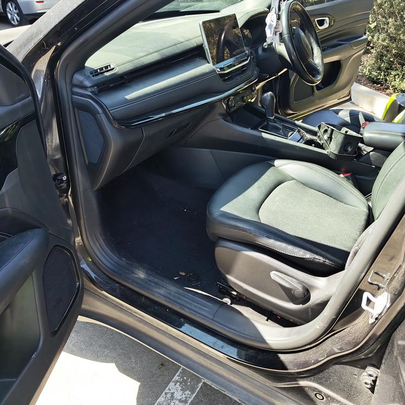 Jeep Compass before cleaning: interior detail