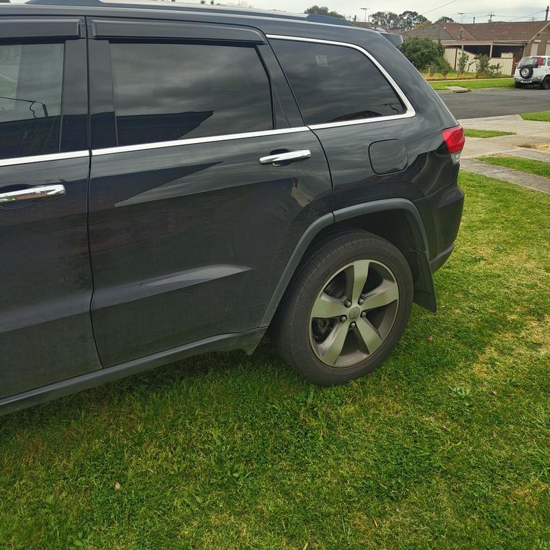 Jeep Grand Cherokee before cleaning: exterior wash